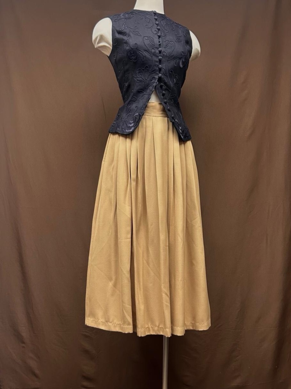 Vtg khaki long pleated cotton midi